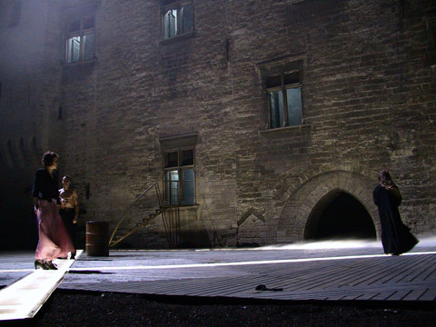 PLATONOV, Cour d'Honneur du Palais des Papes, 2002